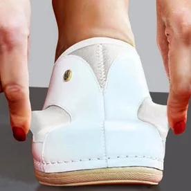 Kožené zdravotné šľapky na Hallux Valgus s elastickými detailmi a anatomickou stielkou Kožené zdravotné šľapky na Hallux Valgus s elastickými detailmi a anatomickou stielkou
