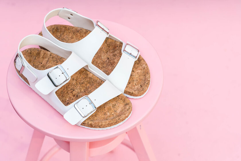 Ortopedické šľapky podľa materiálu - koža alebo korok